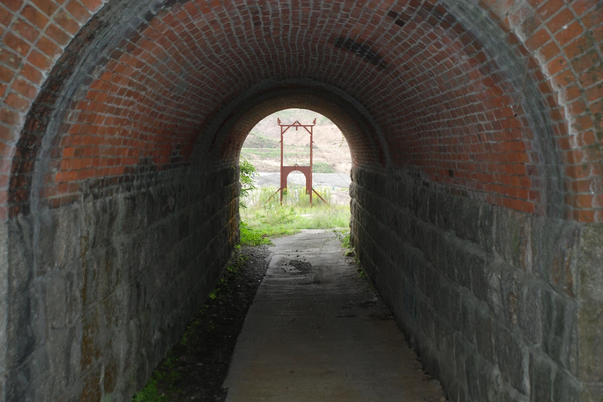 赤れんが造りのトンネルの先にあるギロチン